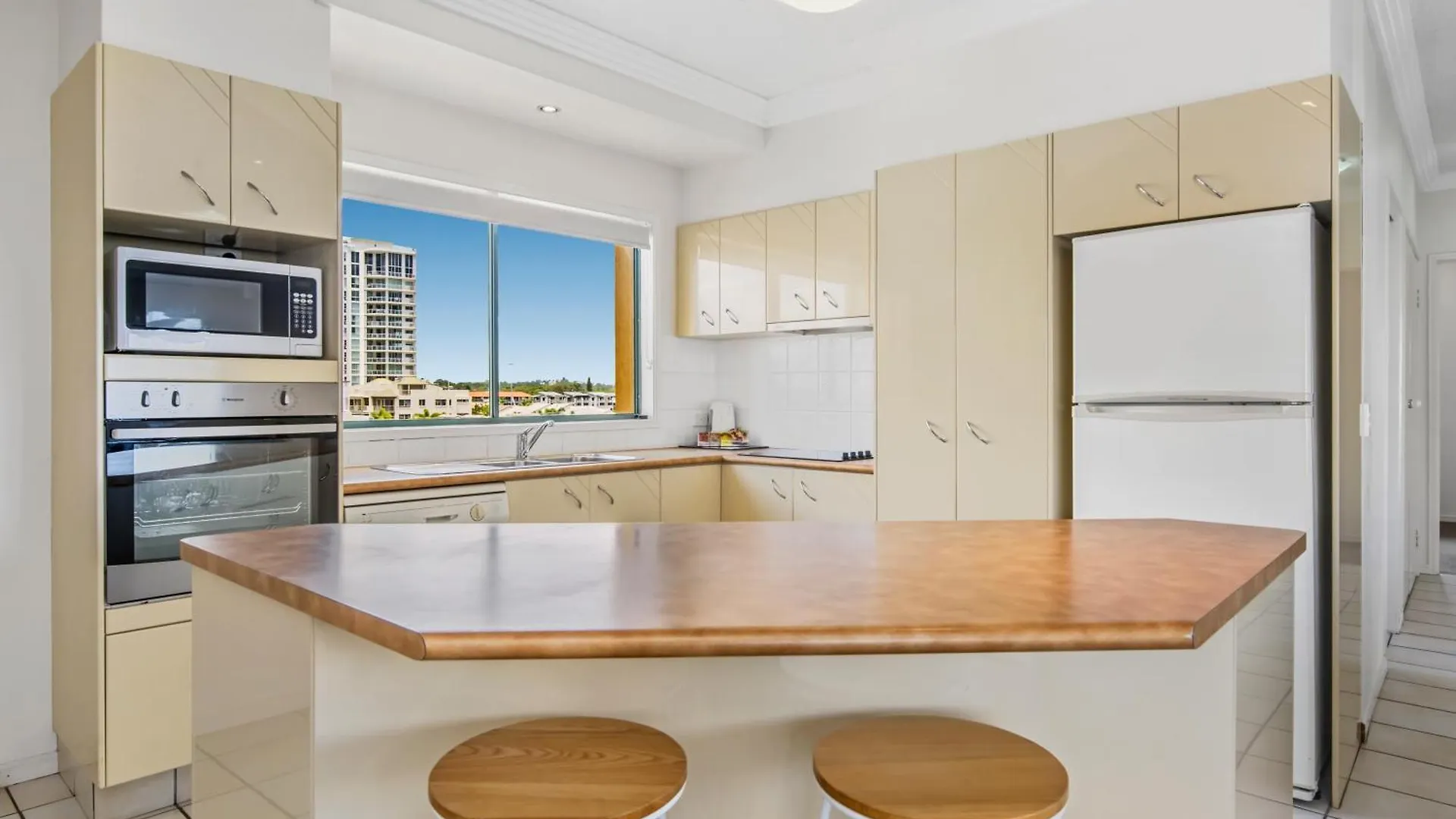 Sunshine Towers Boutique Apartments Maroochydore 3*,